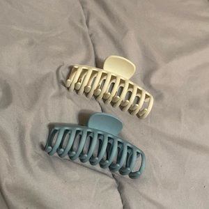 White,Blue Claw clips